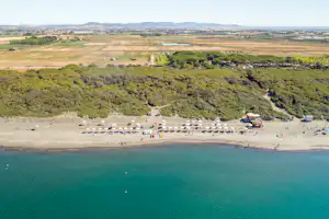 Camping Club Degli Amici - Luftaufnahme des Campingplatzes am Strand