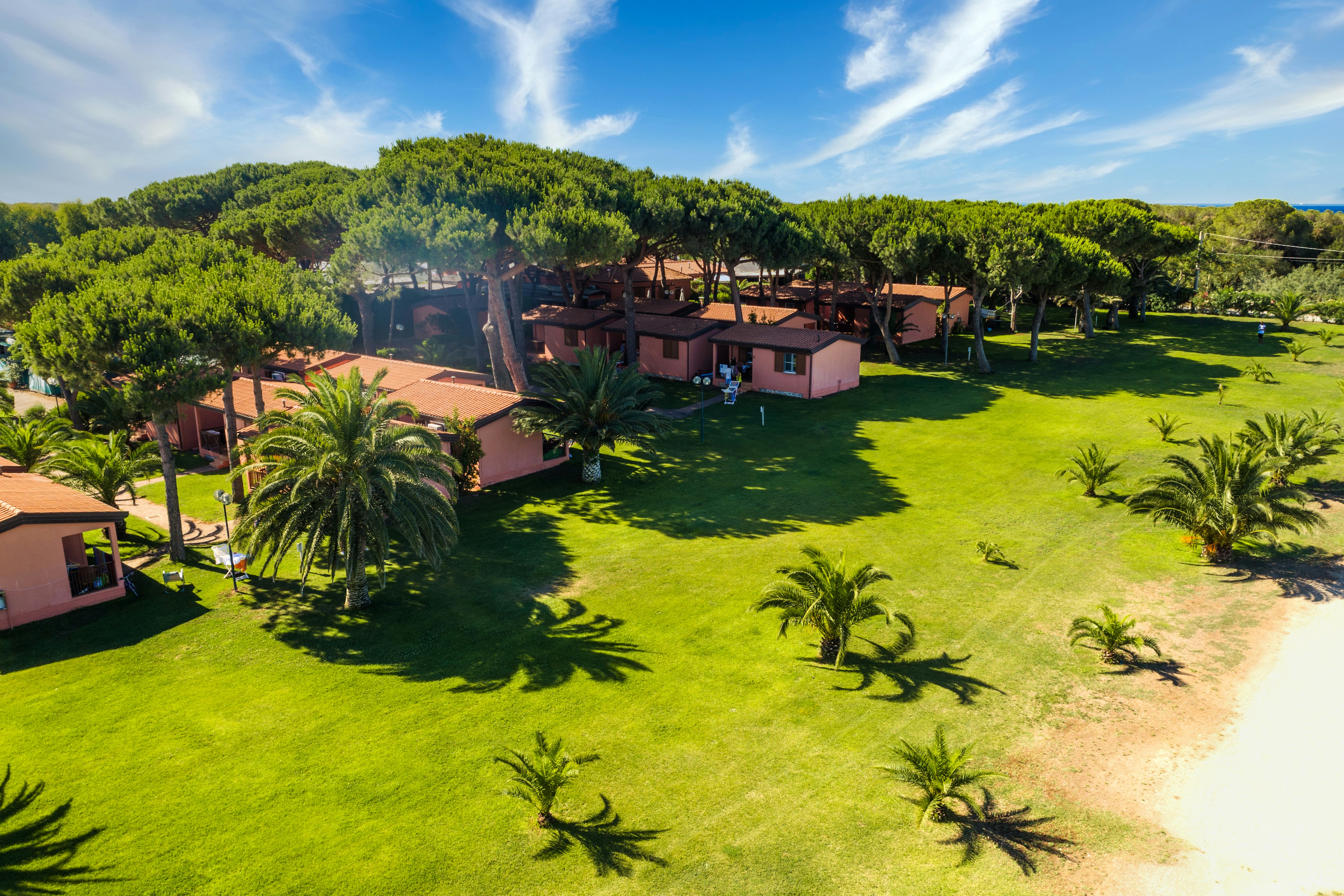 Camping Club Degli Amici  - Mobilheime zwischen den Bäumen auf dem Campingplatz