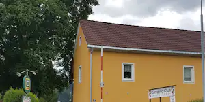 Camping Club Hinterberg - Einfahrt mit Sperrschranke zum Eingangsgebäude des Campingplatzes