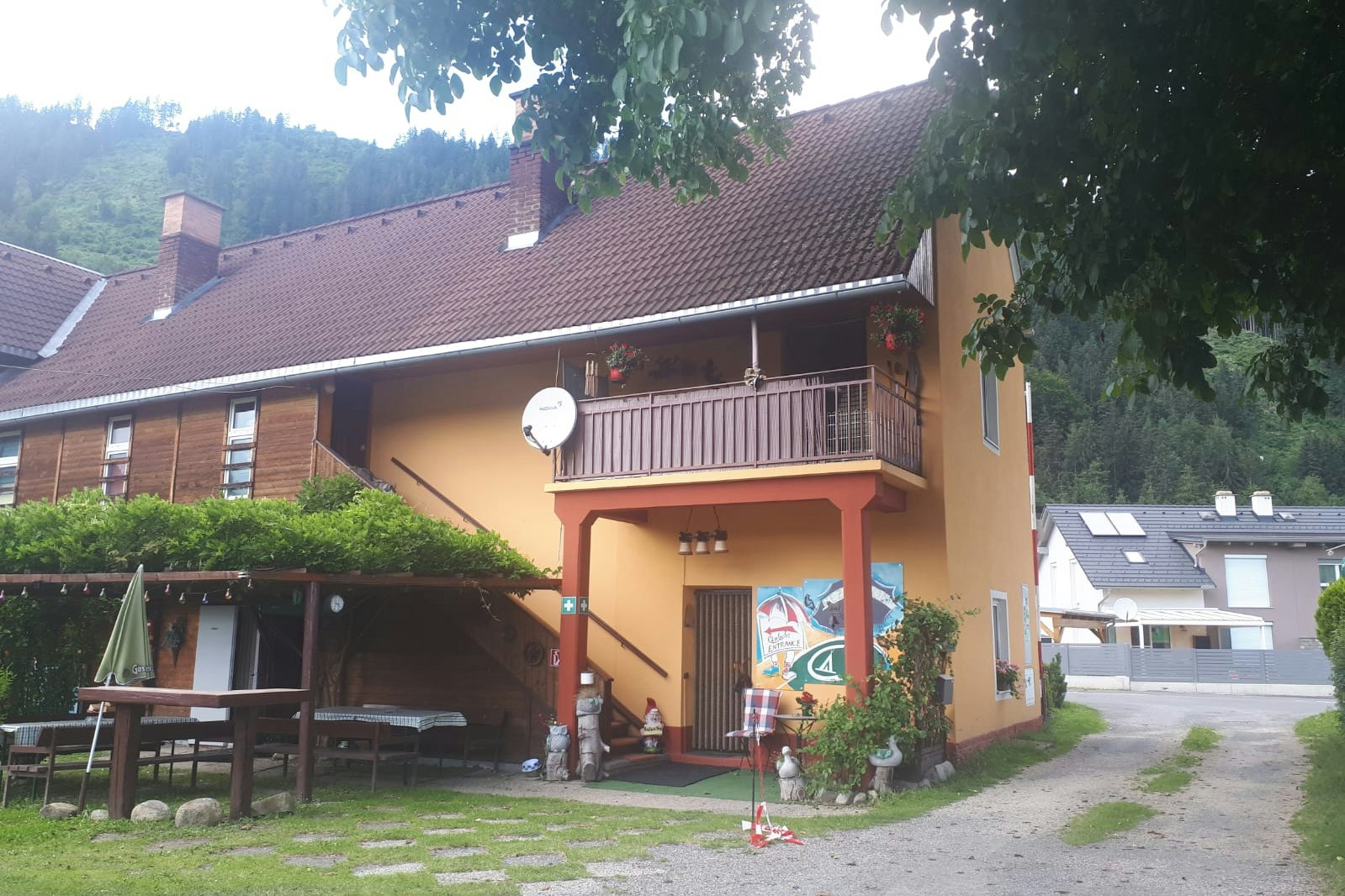 Camping Club Hinterberg - Eingangsgebäude mit Rezeption und Terrasse auf dem Campingplatz