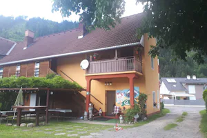 Camping Club Hinterberg - Eingangsgebäude mit Rezeption und Terrasse auf dem Campingplatz