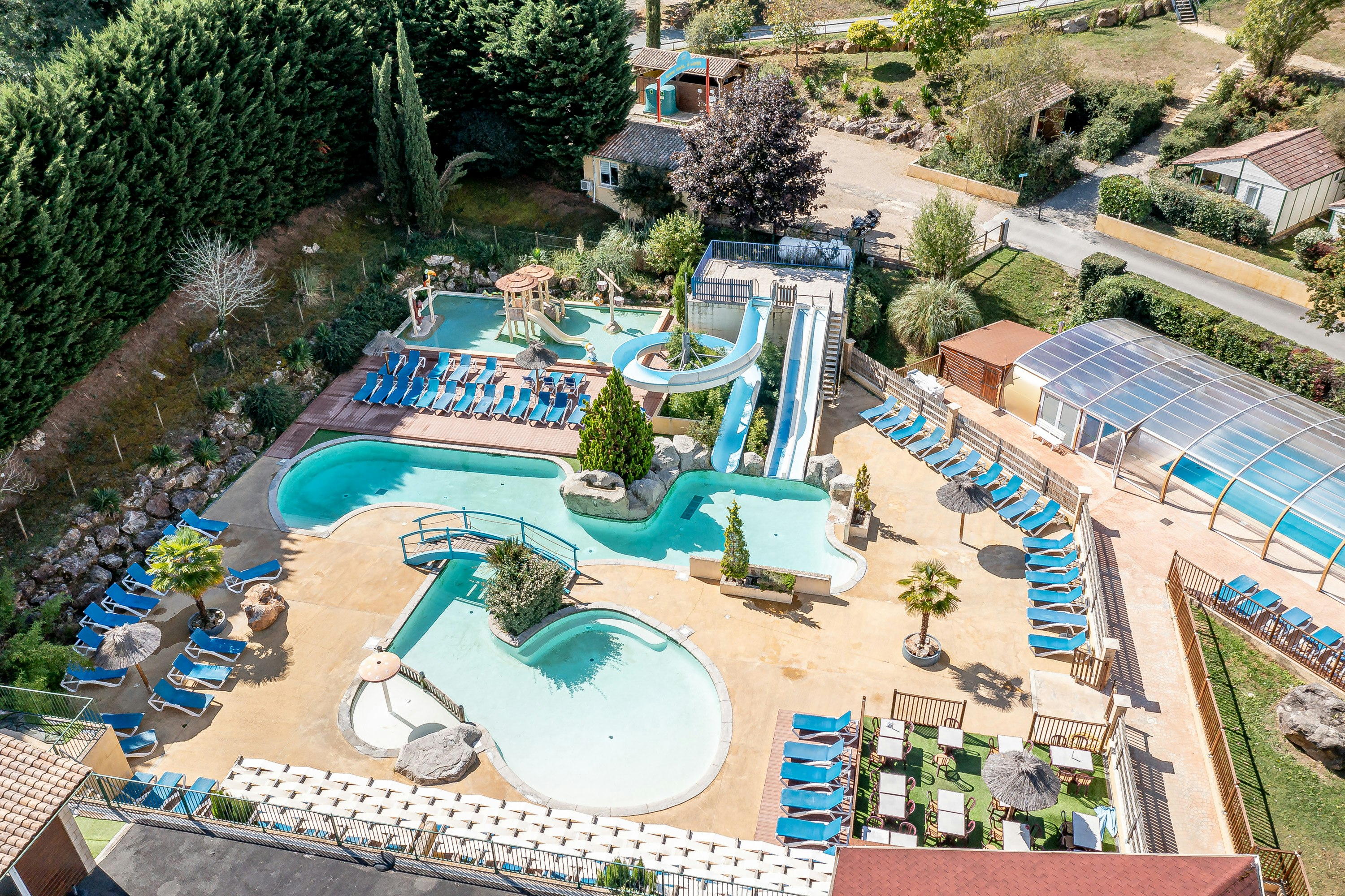 Camping Paradis L'Escapade Vogelperspektive auf die Poollandschaft mit Rutschen