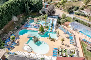 Camping Paradis L'Escapade Vogelperspektive auf die Poollandschaft mit Rutschen
