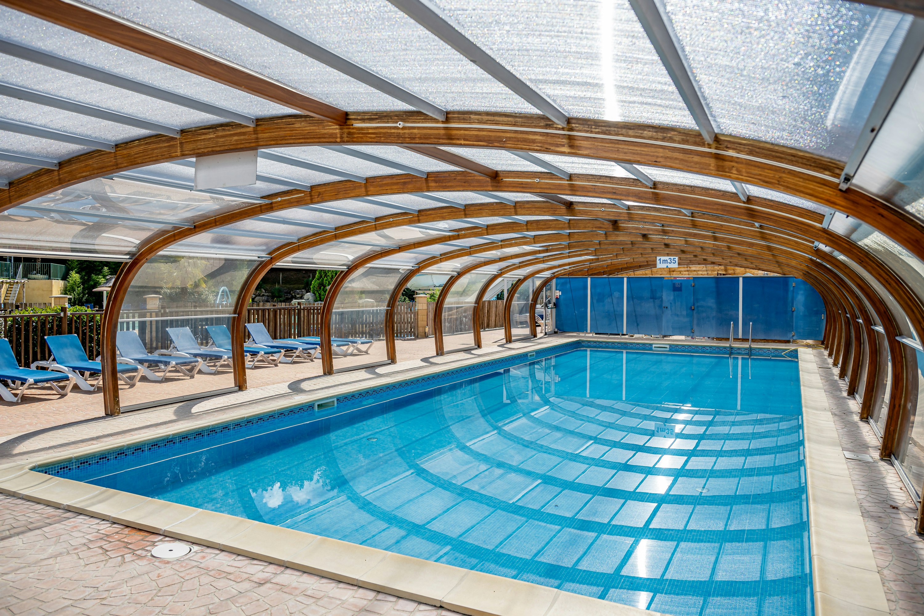 Camping Paradis L'Escapade überdachter Swimmingpool