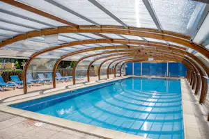 Camping Paradis L'Escapade überdachter Swimmingpool