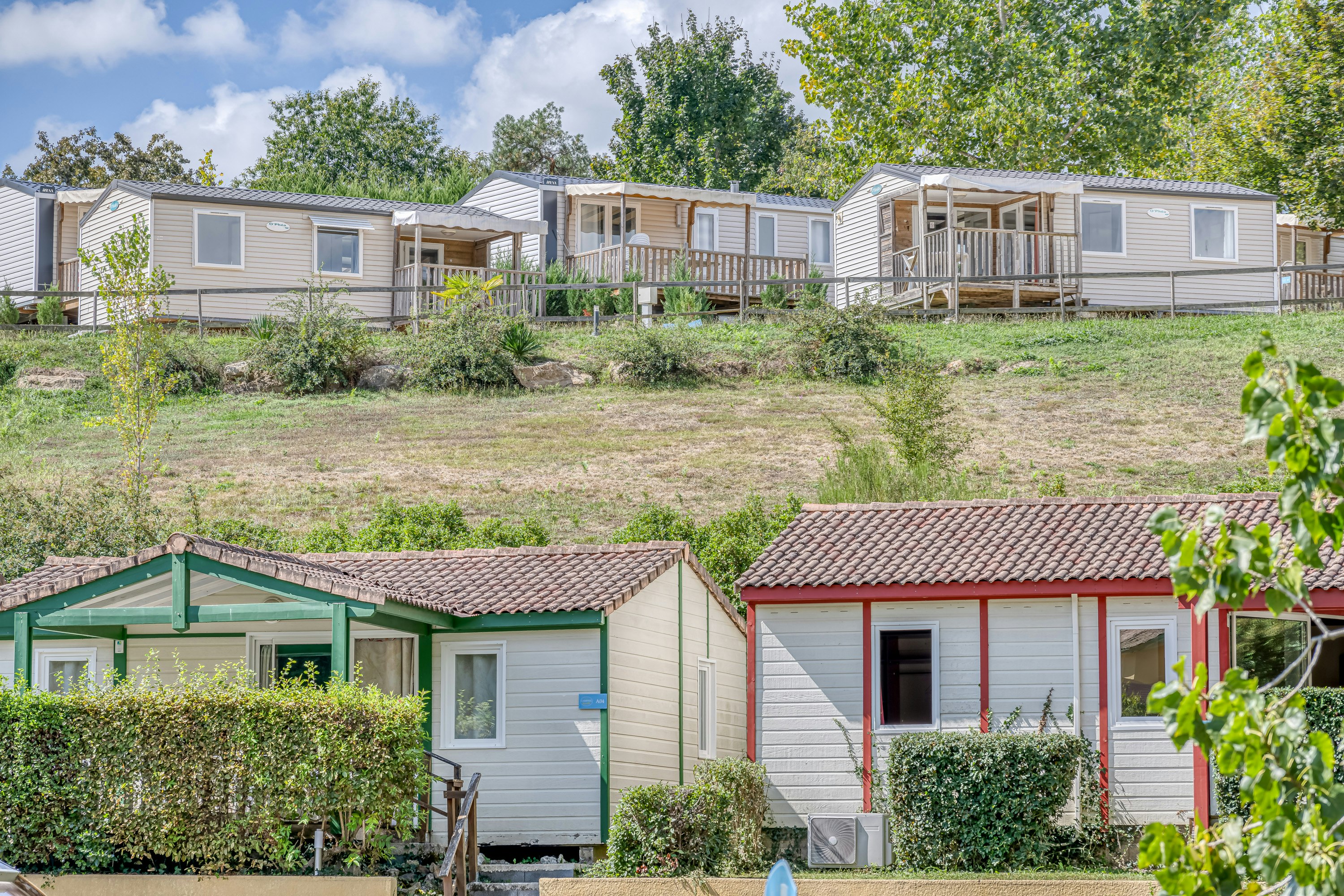 Camping Paradis L'Escapade unterschiedliche Mobilheime auf dem Campingplatz