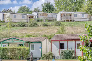 Camping Paradis L'Escapade unterschiedliche Mobilheime auf dem Campingplatz