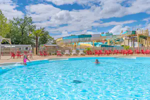 Camping Club Le Parc de Paris - Blick auf das Freibad auf dem Campingplatz