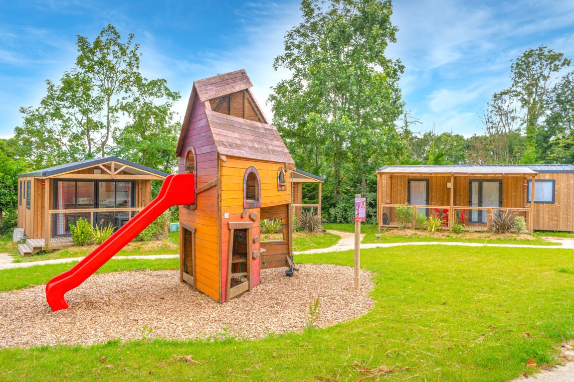 Camping Club Le Parc de Paris - Kinderspielplatz vor den Mobilheimen auf dem Campingplatz
