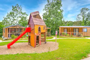 Camping Club Le Parc de Paris - Kinderspielplatz vor den Mobilheimen auf dem Campingplatz