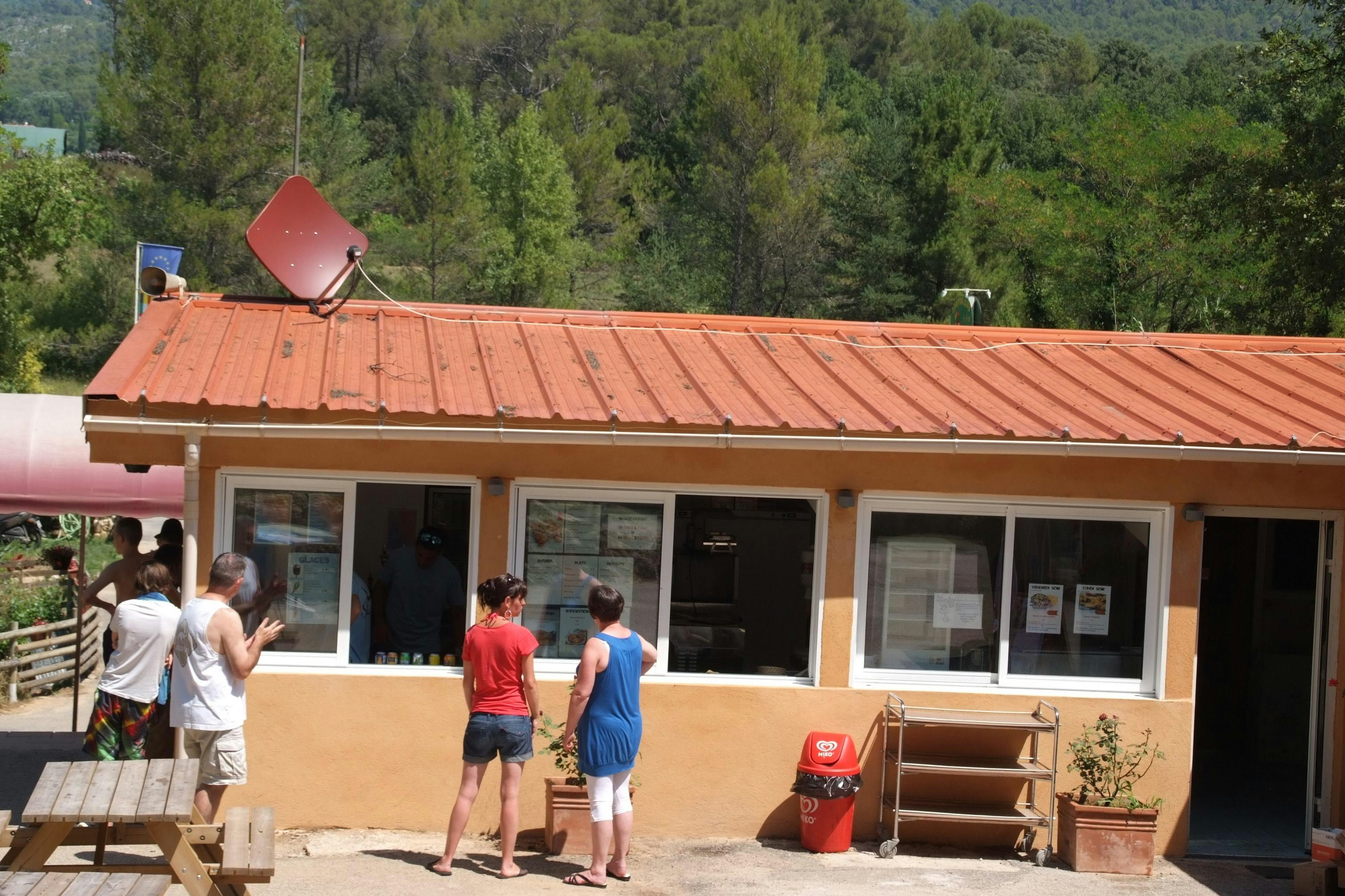 Camping Paradis Le Ruou  Camping Club Le Ruou - Rezeptionsgebäude auf dem Campingplatz