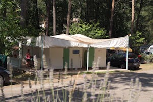 Camping Paradis Le Ruou Camping Club Le Ruou - Sanitärblock auf dem Campingplatz