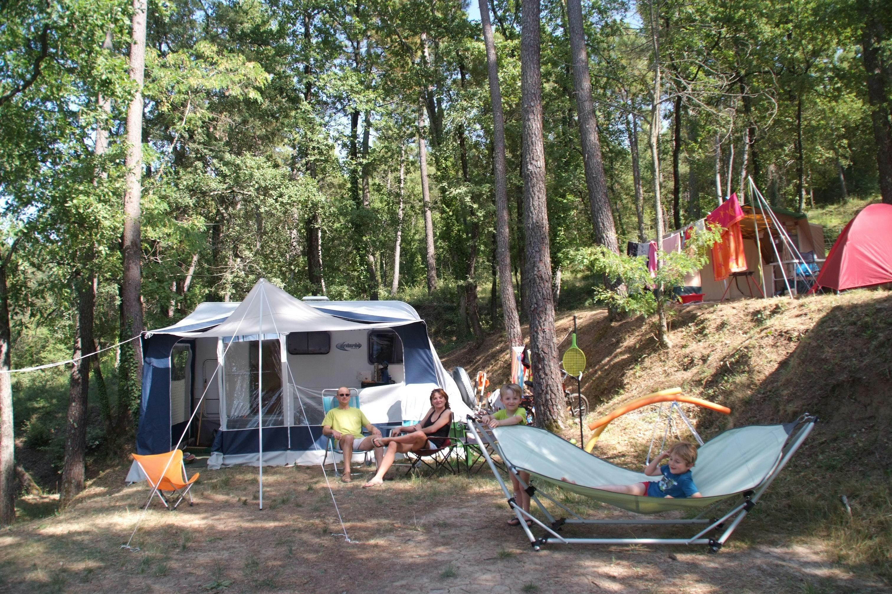 Camping Paradis Le Ruou  Camping Club Le Ruou - Standplätze auf dem Campingplatz