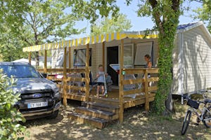 Camping Club Les Lacs - Mobilheim mit Veranda auf dem Campingplatz