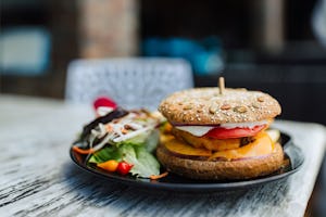 Yelloh! Village Domaine Les Carrelets Camping Club Les Lacs - Speisen aus dem Restaurant des Campingplatzes