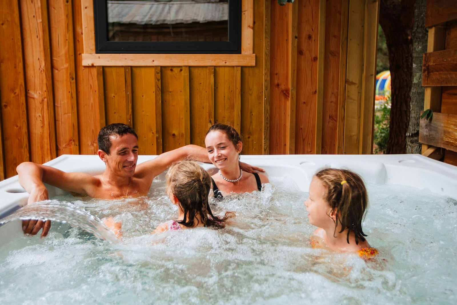Yelloh! Village Domaine Les Carrelets  Camping Club Les Lacs - Familie in einem Whirlpool auf dem Campingplatz