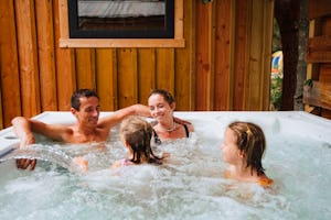 Yelloh! Village Domaine Les Carrelets Camping Club Les Lacs - Familie in einem Whirlpool auf dem Campingplatz