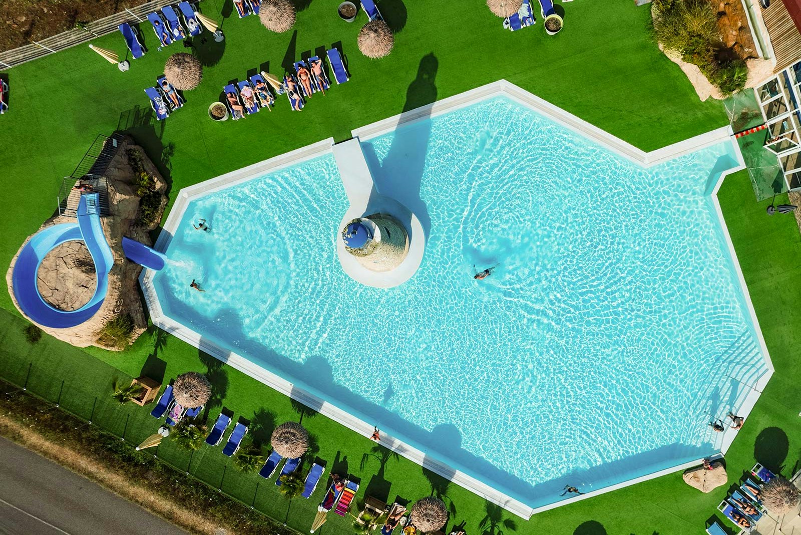 Yelloh! Village Domaine Les Carrelets  Camping Club Les Lacs - Luftaufnahme des Pools auf dem Campingplatz