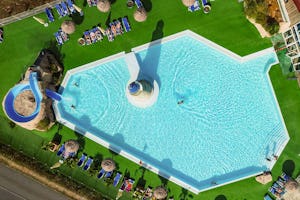 Yelloh! Village Domaine Les Carrelets Camping Club Les Lacs - Luftaufnahme des Pools auf dem Campingplatz