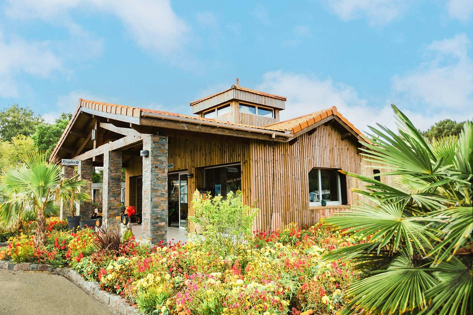 Yelloh! Village Domaine Les Carrelets  Camping Club Les Lacs - Rezeptionsgebäude des Campingplatzes