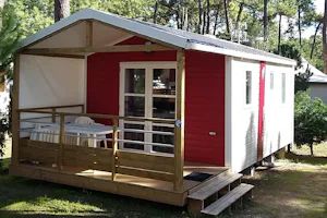 Camping club Les Pins - Mobilheim mit Terrasse auf dem Campingplatz