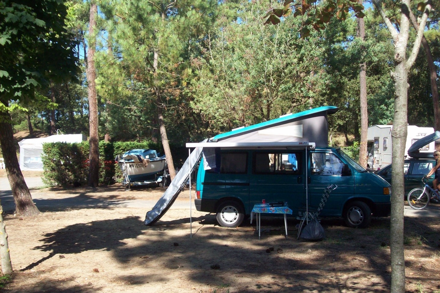 Camping  club Les Pins - Wohnwagen- und Zeltstellplatz auf dem Campingplatz
