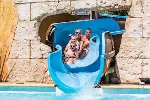 Camping Club Mer et Soleil - Camper Familie in der Wasserurtsche vom Campingplatz