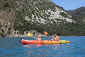 Origan Village Naturiste Camping Club Origan Domaine Naturiste - Camper fahren Boot auf dem Fluss