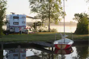 Ardoer Camping Cnossen Leekstermeer - Kleiner Bootshafen am Campingplatz