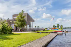 Ardoer Camping Cnossen Leekstermeer - Restaurant auf dem Campingplatz mit Blick aufs Wasser