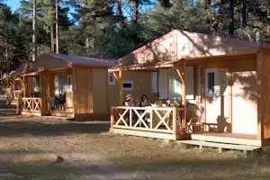 Camping Cobijo - Chalet des Campingplatzes am wald