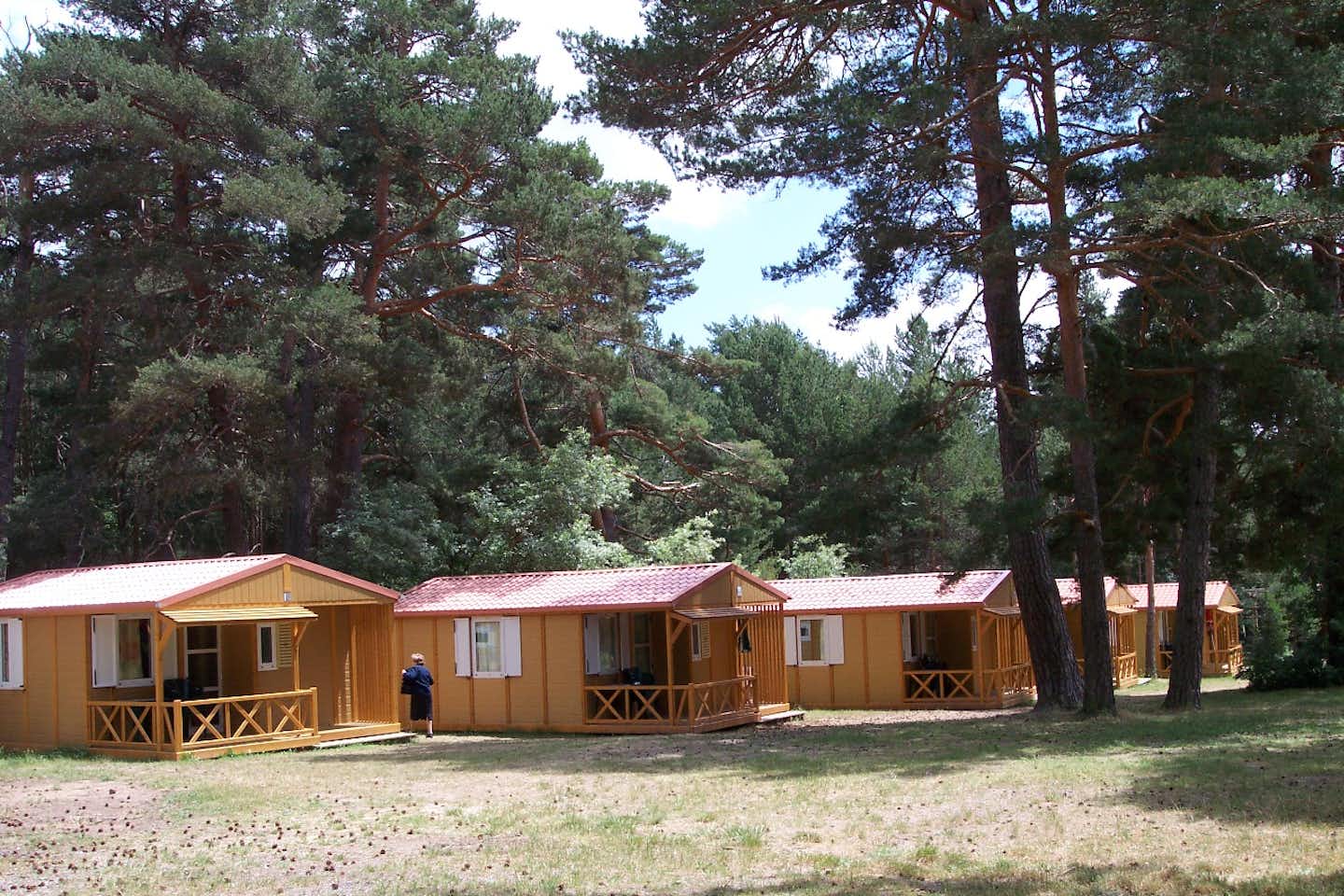 Camping Cobijo - Chalets mit Veranda im Grünen und im Halbschatten der Bäume