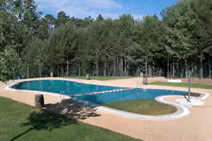 Camping Cobijo - Pool des Campingplatzes von Bäume umgeben
