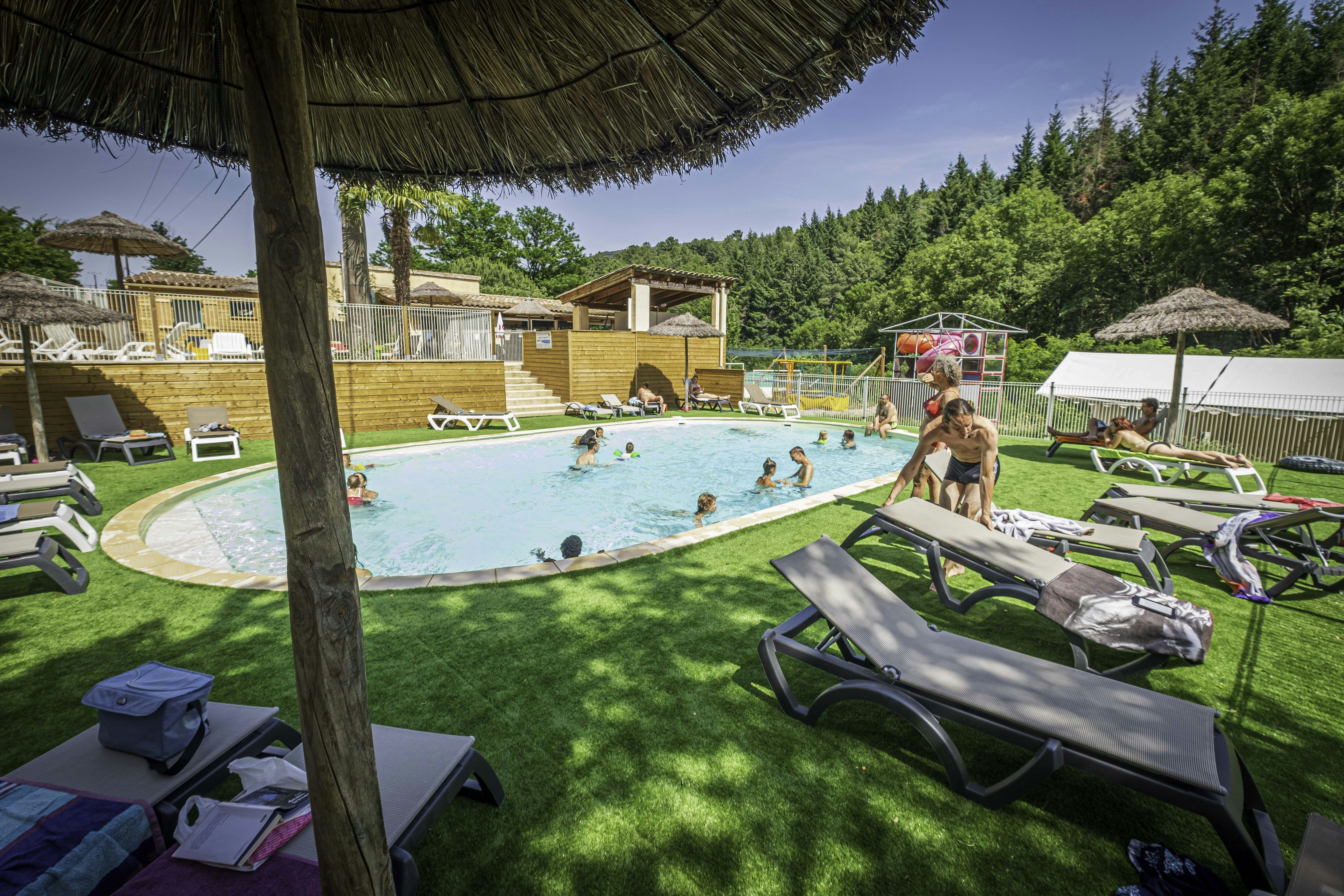 Camping Coeur d'Ardèche  - Pool im Freien mit Liegestühlen und Sonnenschirmen