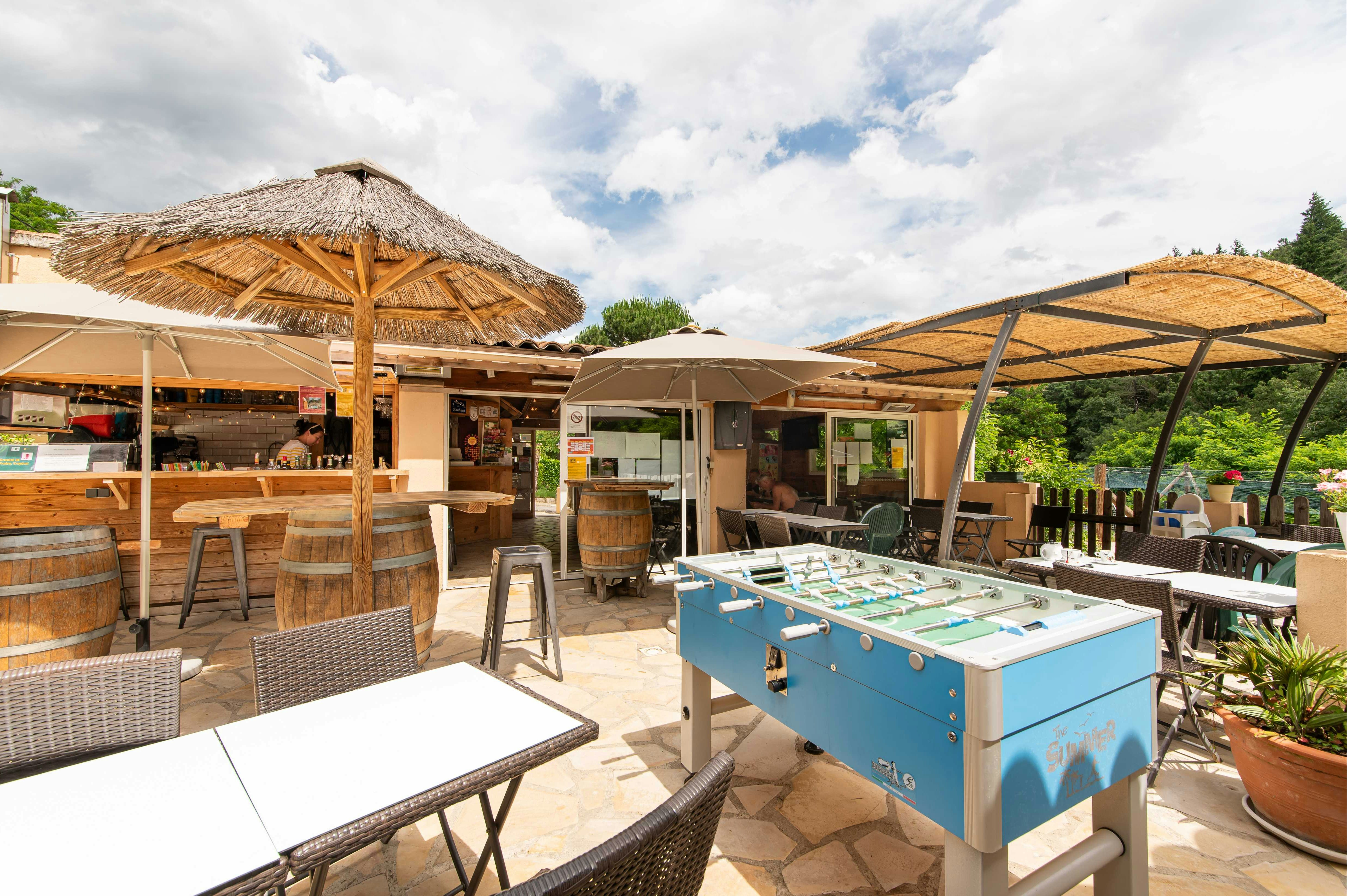 Camping Coeur d'Ardèche  - Restaurant mit Terrasse auf dem Campingplatz