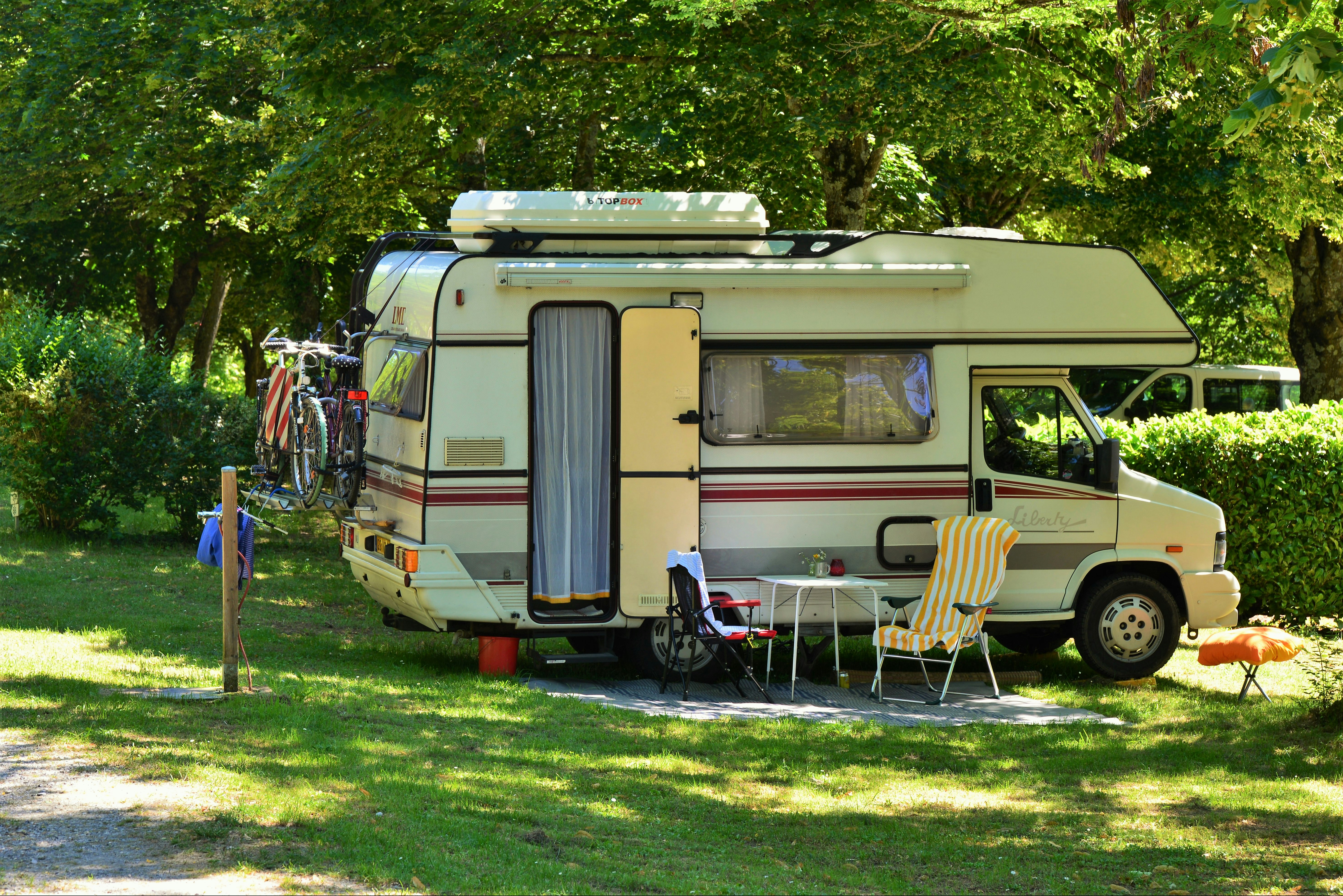 Camping Coeur d'Ardèche - Standplätze auf der Wiese auf dem Campingplatz