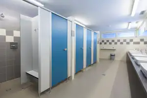 Camping Colfosco - Innenraum des Sanitärgebäudes mit Duschkabinen und Waschbecken