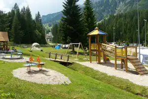 Camping Colfosco - Kinderspielplatz mit Kletterburg und Schaukeln auf dem Campingplatz