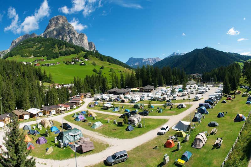 Camping Colfosco - Luftaufnahme des Campingplatzes mit den Bergen der Dolomiten im Hintergrund