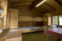 Camping Colfosco - Schlafraum eines Bungalows mit Hochbett und Sitzgelegenheiten