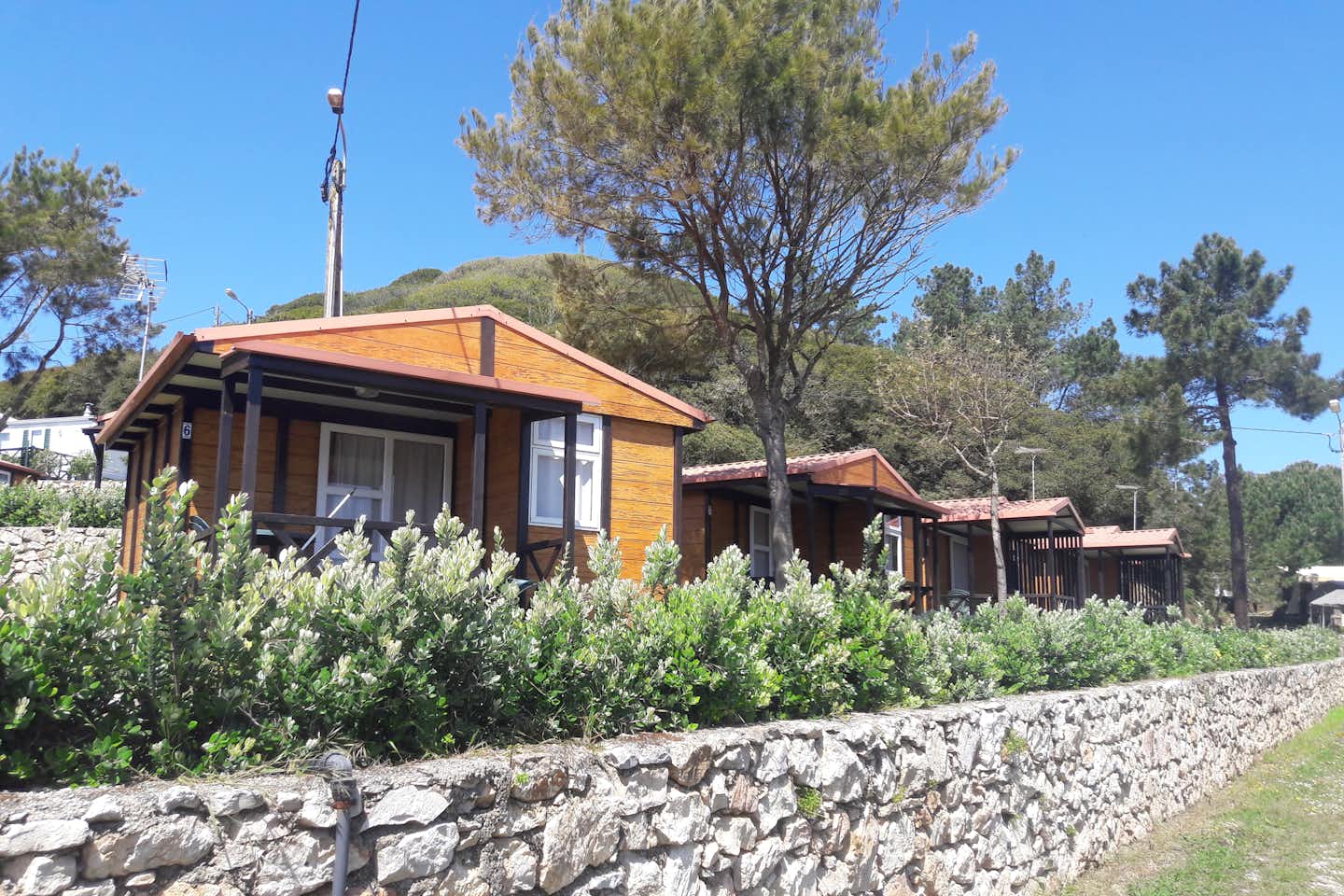 Camping Colina do Sol - Holzbungalows mit Veranda auf dem Campingplatz