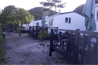 Camping Colina do Sol - Mobilheime mit Veranda und Sonnenschirmen auf dem Campingplatz