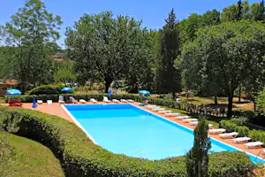 Camping Colleverde - Pool mit Liegestühlen und Sonnenschirmen auf dem Campingplatz --