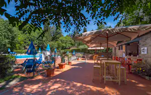 Camping Colleverde - Außenbereich des Restaurants mit Blick auf den Pool