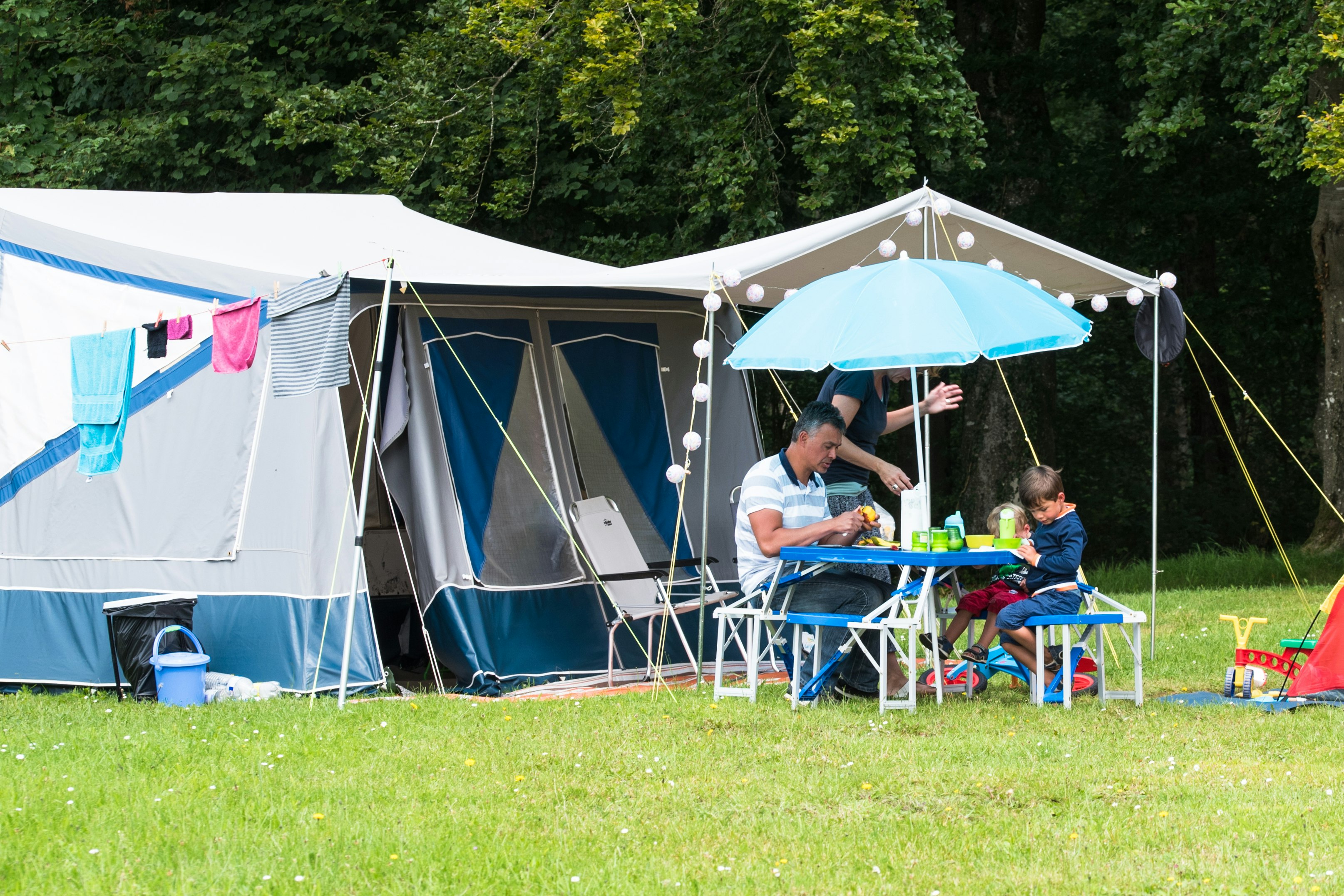 Camping Colline de Rabais -  Campingbereich für Zelte und Wohnwagen im Schatten der Bäume