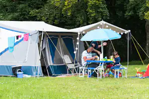 Camping Colline de Rabais - Campingbereich für Zelte und Wohnwagen im Schatten der Bäume