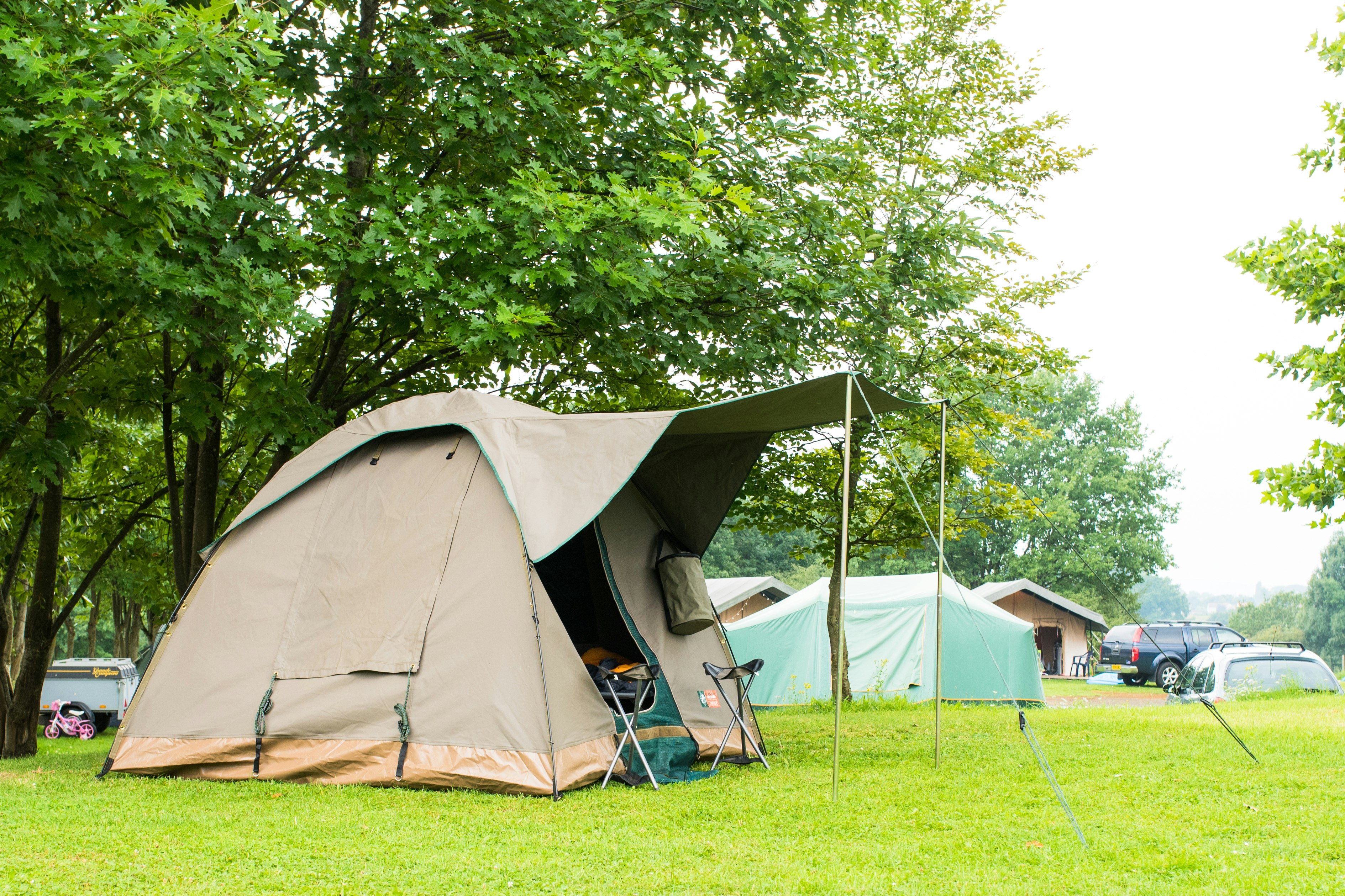 Camping Colline de Rabais - Zeltplatz im Schatten der Bäume