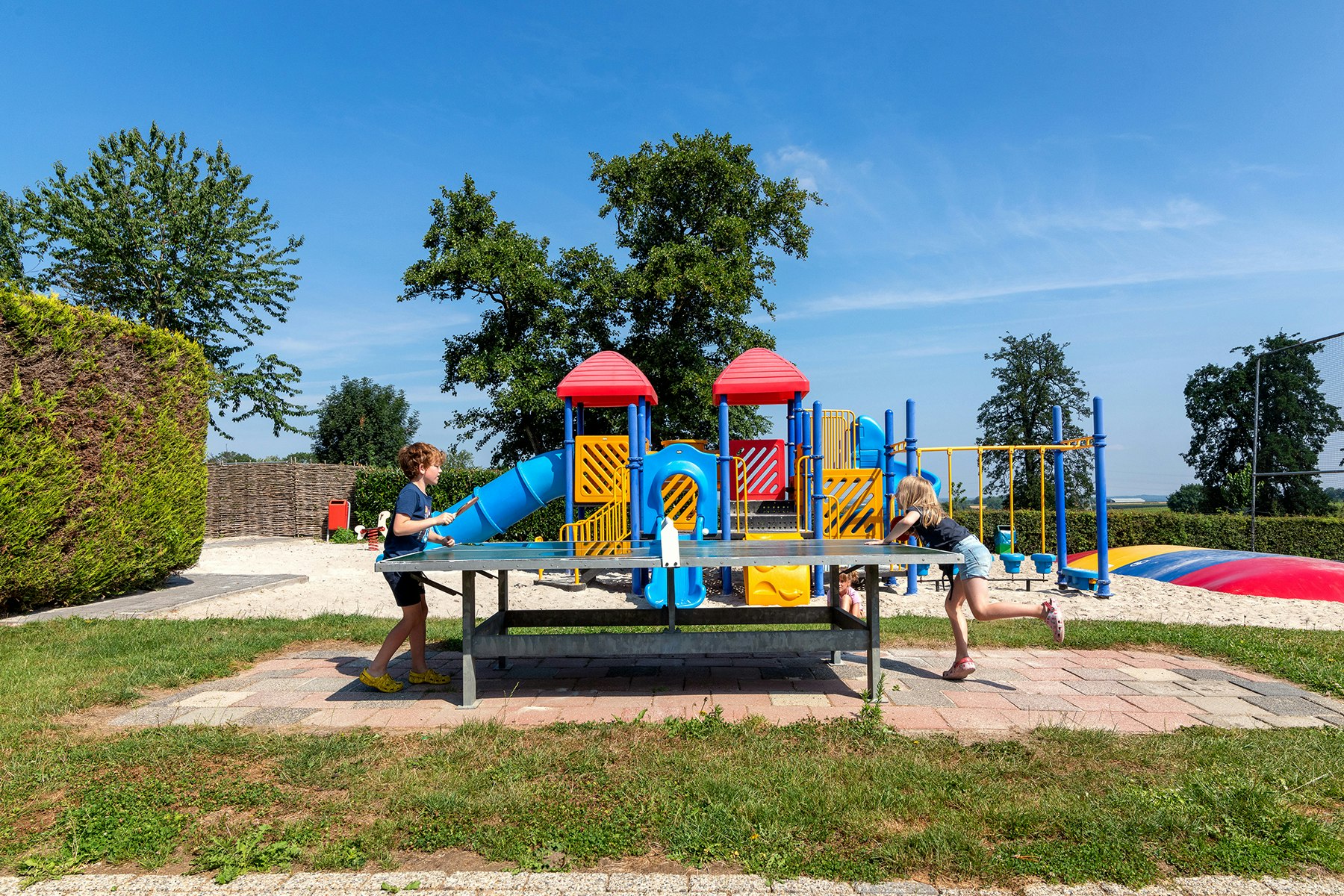 Panoramacamping Colmont  Camping Colmont  - Kinderspielplatz und Tischtennisplatte auf dem Campingplatz