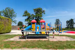 Panoramacamping Colmont Camping Colmont - Kinderspielplatz und Tischtennisplatte auf dem Campingplatz