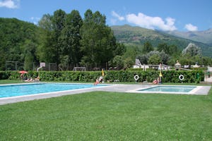 Camping Conca de Ter - Poolbereich mit Blick auf die Berge